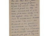 une lettre manuscrite d'un homme qui tient une feuille de papier