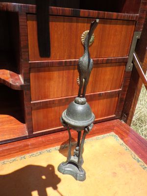 une statue représentant un oiseau, posée sur un socle dans une pièce