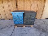 deux tiroirs bleus posés sur une palette dans un garage