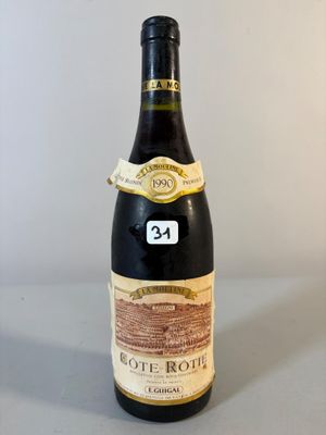 une bouteille de vin posée sur une table