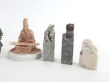 de nombreuses statues posées sur une surface blanche