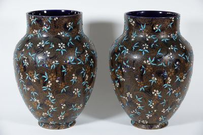 GIEN Paire de potiches ovoïdes à décor japonisant d'éléments…