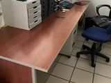 un bureau avec deux ordinateurs et une chaise dans la chambre