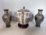 trois vases posés sur une table