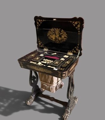 une petite table sur laquelle est posé un jeu