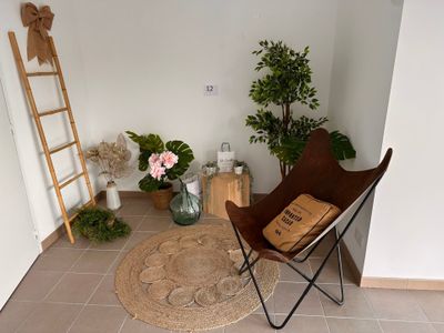une chaise qui se trouve dans une pièce où il y a une échelle