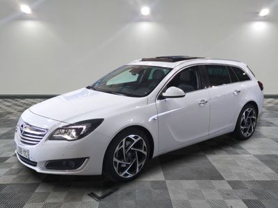 la photo d'une voiture blanche garée dans un garage