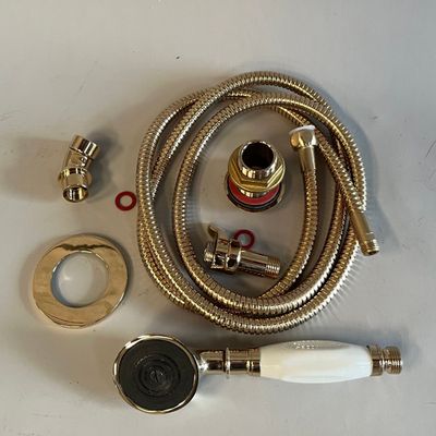 un tuyau, un bec verseur, un tuyau et quelques autres objets posés sur une table