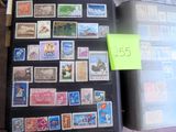 un réfrigérateur couvert de timbres, à côté d'un autre réfrigérateur