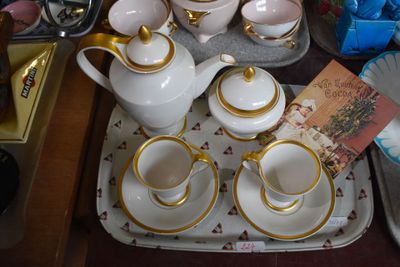 un plateau avec un plateau de tasses à thé et à café et leurs soucoupes