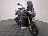 une photo d'une moto noire garée dans une pièce