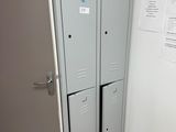 deux casiers l'un à côté de l'autre dans une pièce