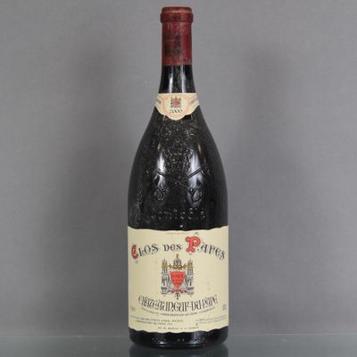 une bouteille de vin posée sur une table