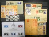de nombreux types de timbres différents exposés sur une table