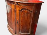 un petit meuble en bois avec un dessus rouge posé sur une surface blanche