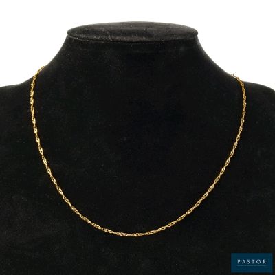 un collier à chaîne en or sur un mannequin mannequin mannequin mannequin mannequin mannequin mannequin mannequin mannequin mannequin