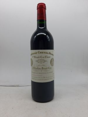 une bouteille de vin posée sur une table
