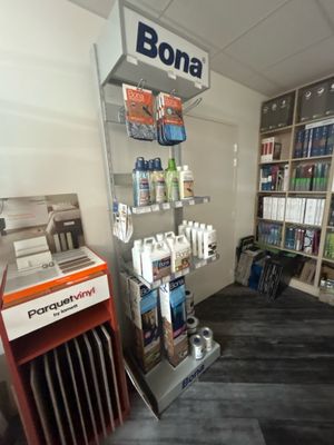 une pièce avec beaucoup de livres sur les étagères et beaucoup de livres sur les étagères