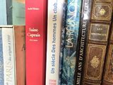 plusieurs livres qui se trouvent ensemble sur une étagère