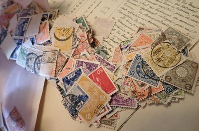 une pile de timbres posée sur un livre ouvert