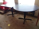 deux tables placées au milieu d'une pièce
