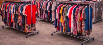 deux portants de vêtements exposés dans un magasin