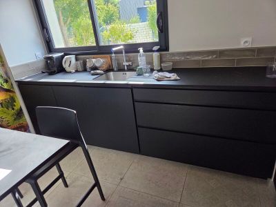 une cuisine équipée d'un évier et d'une fenêtre