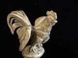 une statue de coq au sommet d'un pilier