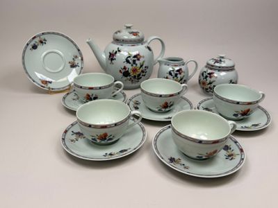 un grand nombre de tasses à thé et de soucoupes posées sur une table