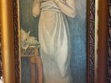 un tableau représentant une femme en robe blanche, dans un cadre doré