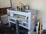 une machine qui se trouve dans le coin d'une pièce