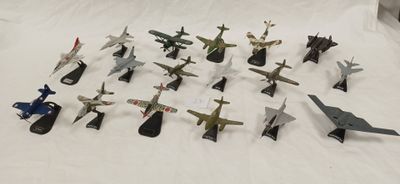 tout un tas d'avions miniatures posés sur une table