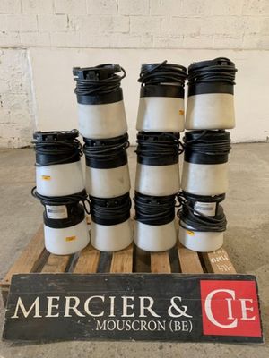 de nombreuses tasses de café posées sur une palette en bois