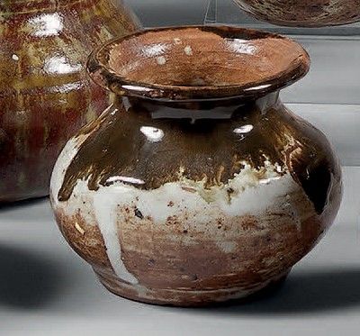 trois vases posés l'un à côté de l'autre sur une table