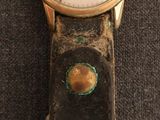 une montre posée sur une table
