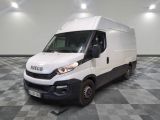 une camionnette blanche garée sur un sol en damier