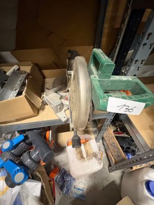 beaucoup de désordre et d'outils qui traînent sur la table