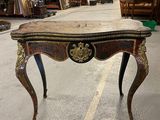 une petite table posée au milieu d'une pièce