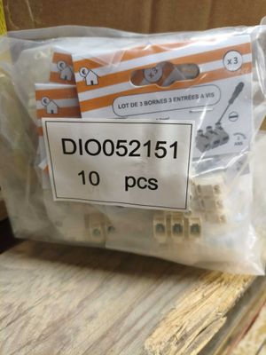 un sac de Lego posé sur une table en bois