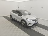une voiture blanche est garée dans une pièce au sol à carreaux