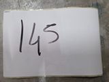 un bout de papier sur lequel est écrit le mot « us »