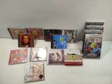 beaucoup de cd et de cd sur la table