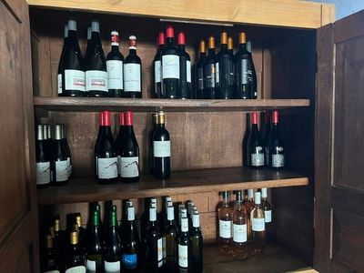 de nombreuses bouteilles de vin sur les étagères de la pièce