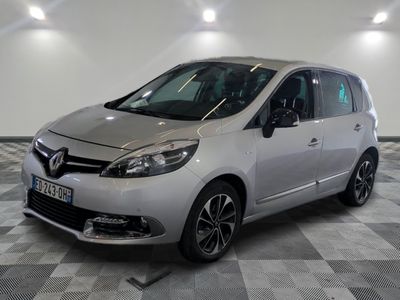 la voiture argentée est garée sur un sol en damier dans le garage