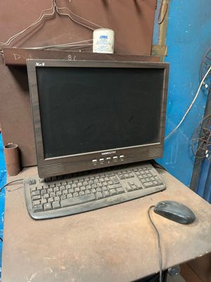 un ordinateur posé sur un bureau, avec un clavier et une souris