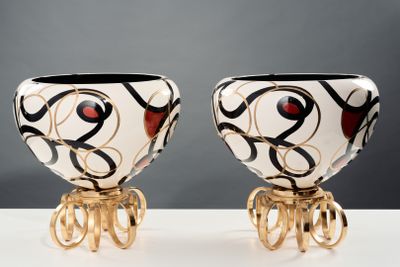 deux vases posés sur une table