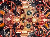 Gros plan sur un grand tapis oriental aux couleurs et motifs variés