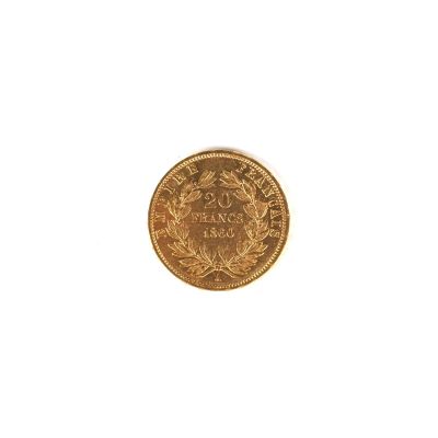 gros plan d'une pièce d'or sur fond blanc
