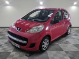 la petite voiture rouge est garée sur un sol en damier