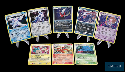 beaucoup de cartes Pokémon posées sur une table